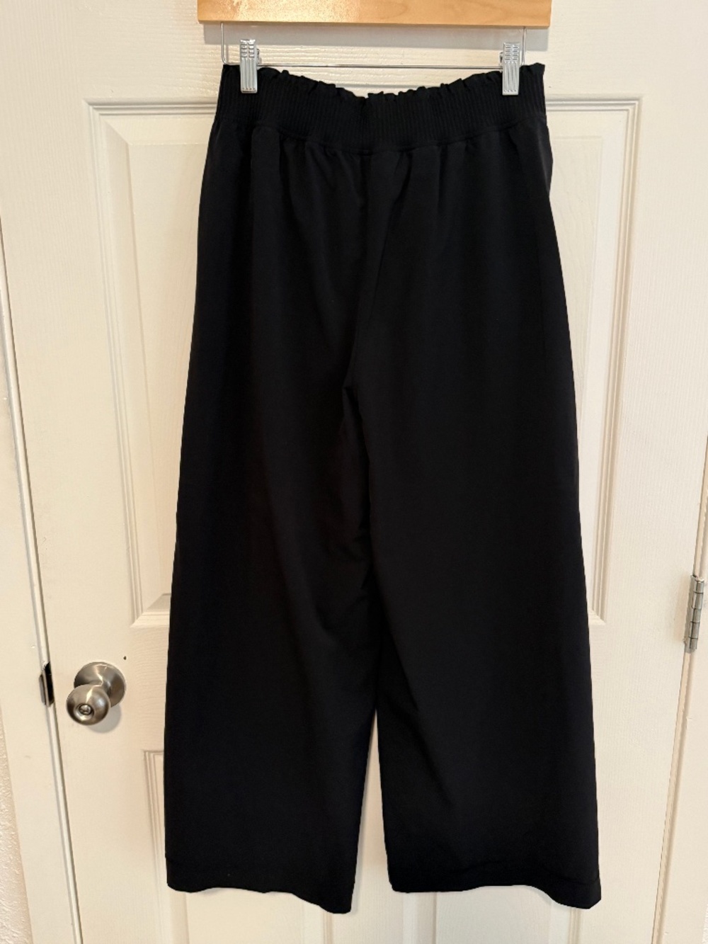 lululemon - Stretch Woven Ruffle Waist Wide Leg Cropped Pant - Black - Medium